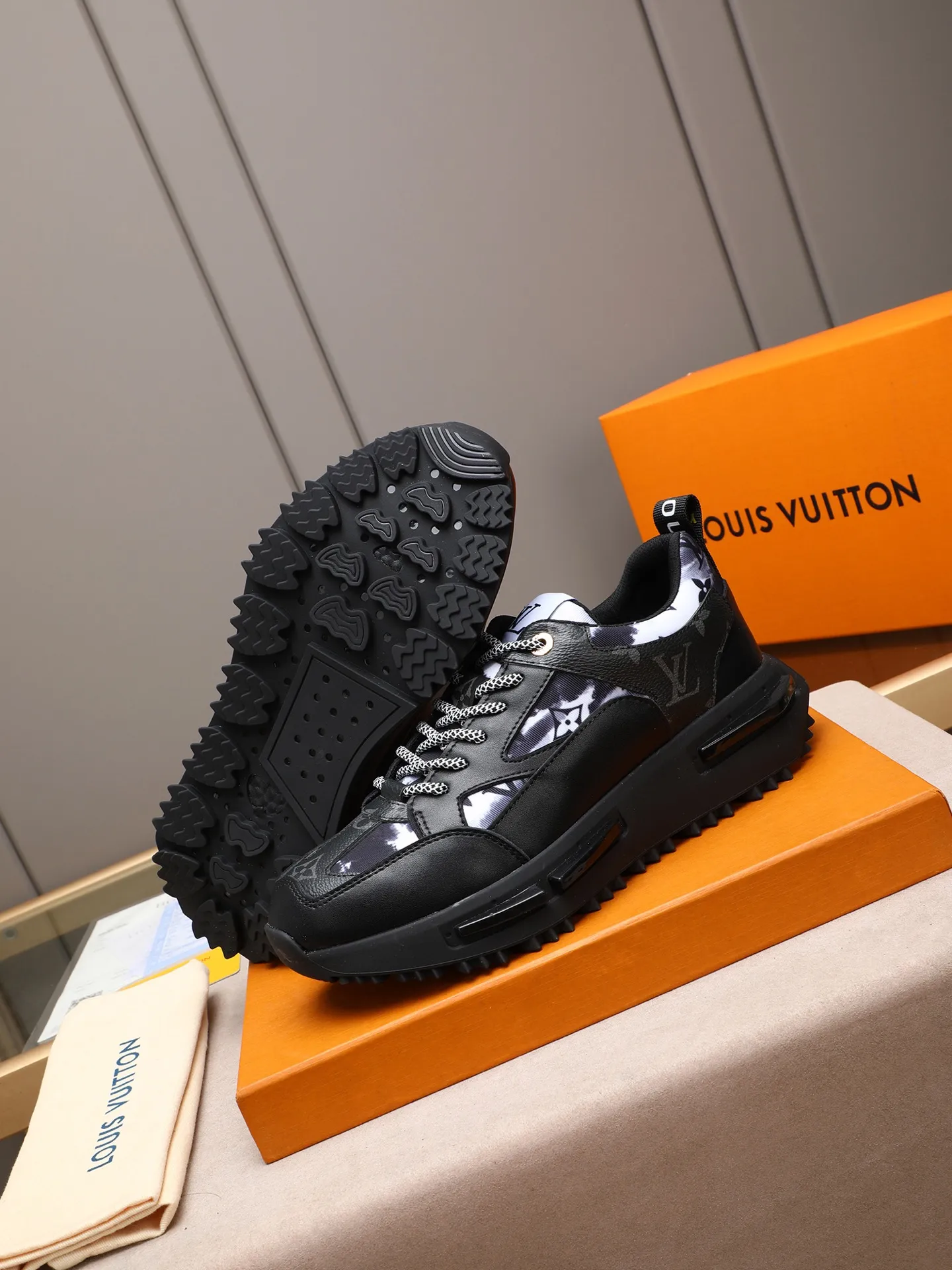 Men's shoes 💰460 [LV] Made of imported L special fabric spliced ​​with cowhide and comfortable mesh lining. Privately molded foam TPU outsole, super light and comfortable on the feet! Perfect last shape, generous and fashionable design, 4 colors available! Code number: 38–44 (45 customized